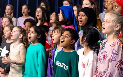 Rotterdamse kinderen zingen positief eindejaarslied